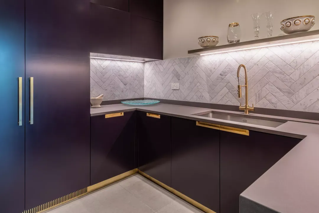 67 Lansdowne Road - Kitchen with Cube Door Pulls (DP1009) & Rohe Integrated Cabinet Handles (CH1101, CH1100 & CH1102) in Brushed Brass Waxed - BBW